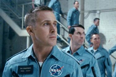 En 'First Man', dirigida por Damien Chazelle, Ryan Gosling interpreta al astronauta Neil Armstrong, el primer ser humano en pisar la Luna. El actor comparte créditos con Claire Foy y Jason Clarke.