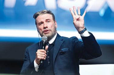 El actor John Travolta se mostró muy emocionado durante su visita a México al llevarse las ovaciones de los 10 mil becarios que asistieron al evento México Siglo XXI.