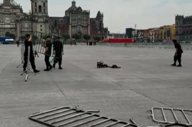 Personal del Estado Mayor Presidencial comenzó con el retiro de las vallas de la Plancha del Zócalo. Foto: Captura de pantalla