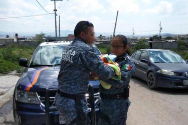 Rescatan policías a bebé de riña entre padres en Pachuca