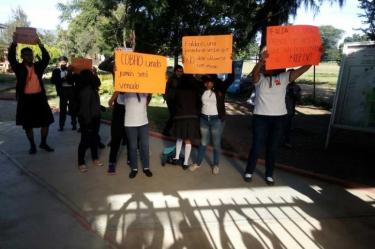 Trabajador tomaba fotos debajo de las faldas de alumnas de bachillerato