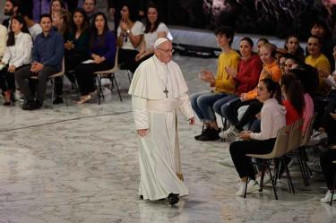 Alerta papa Francisco a jóvenes sobre el populismo y el abuso de internet