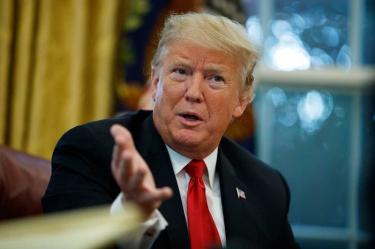 Trump incluye a agencia AP en club de noticias falsas