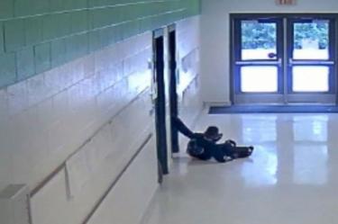 Tierra Walker le dio una patada a un estudiante después de que sacara al niño de su clase el 4 de octubre de 2018