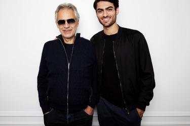 Andrea Bocelli y su hijo Matteo posan durante la promoción del álbum 'Si' en Nueva York.