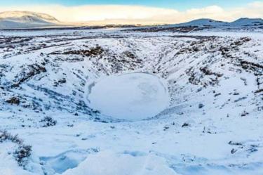 Descubren enorme cráter bajo el hielo de Groenlandia