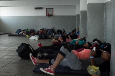 Migrantes de la tercera caravana permanecen a la expectativa