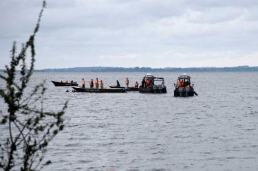 Naufragio en Uganda deja al menos 30 muertos