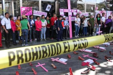 ‘Clausuran’ PGR para exigir justicia por mujeres asesinadas 