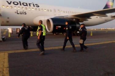 Siguiendo los protocolos, tanto la tripulación como el equipo en tierra de Volaris, concentraron sus esfuerzos en el desembarque seguro de la totalidad de clientes – Foto: Twitter @WallaceIsabel