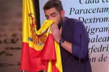 Se limpia la nariz con bandera; enfrenta proceso judicial
