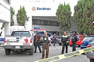 Luego del atraco, los probables responsables huyeron a bordo de una camioneta blanca, la cual abandonaron en la colonia San Estaban, cerca de la sucursal bancaria donde se desarrollaron los hechos. Foto: Especial