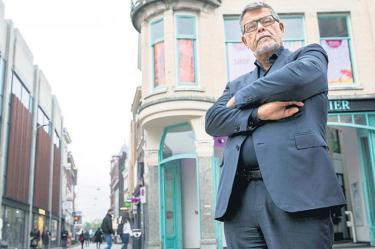 Rechazan solicitud de hombre para quitarse 20 años de edad