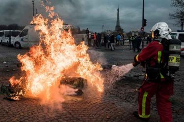 Francia anula nuevo impuesto a combustibles para calmar protestas