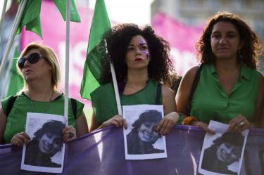 Marcha feminista paraliza Argentina; exigen alto a feminicidios