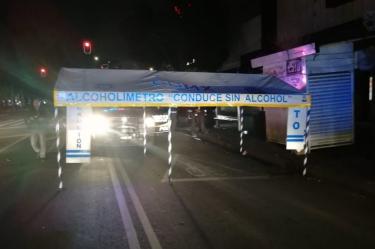 Huye del alcoholímetro y arrolla a dos policías