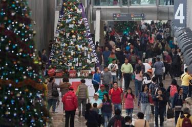 Elementos de la Policía Federal adscritos al AICM interceptaron 20 paquetes confeccionados en plástico con aparente narcótico. Foto: Cuartoscuro