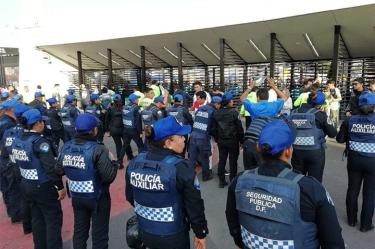 Elementos de la Secretaría de Seguridad Pública capitalina vigilan las inmediaciones del Estadio Azteca, donde se lleva a cabo la semifinal entre América y Pumas – Foto: @SSP_CDMX