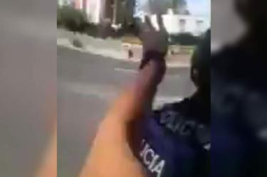 Jóvenes 'zapean' a policías, lo graban y presumen en redes