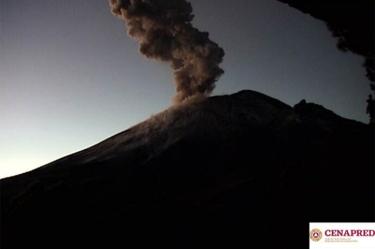 El Popocatépetl despierta con explosión de 2,500 metros de altura