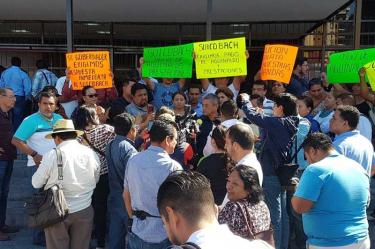 Trabajadores universitarios en Chiapas se quedan sin aguinaldo