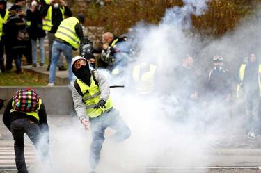 Arrestan a 220 en Francia durante protestas de 'chalecos amarillos'