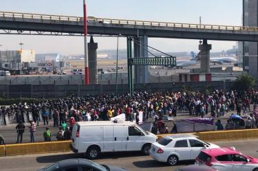 Los manifestantes se encuentran en las inmediaciones del AICM. Foto: Rodolfo Dorantes