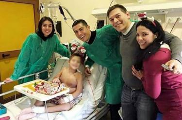 El futbolista de la Juventus brindó un poco de alegría a los niños que permanecen en un hospital de Turín (Fotos: Diario Il Mesaggero)