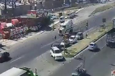 Captan momento en que peatón es atropellado en carretera del Edomex
