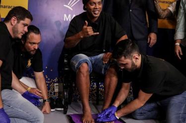 Ronaldinho escaneó sus pies, que a partir de ahora pasarán a ser parte del salón de la fama del Maracaná. (EFE)