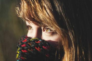 Mujer se aplica crema para disfunción eréctil en un ojo