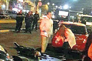  El agente manejaba un Mini Cooper, cuando dos asaltantes trataron de asaltarlo; le disparó a uno en la cabeza. Foto: Especial