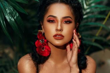 Becky G reza por el delicado estado de salud de su abuelo