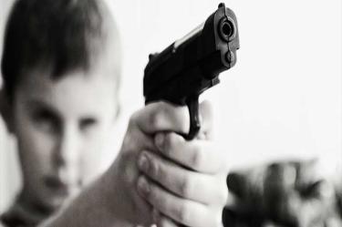 Incautan pistola a niño de 6 años en escuela de Estados Unidos