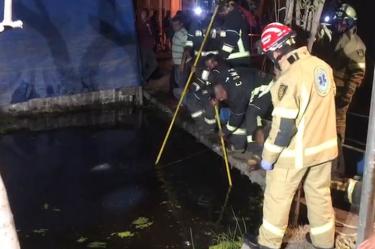 Rescatan a hombre que cayó a canal en Xochimilco; buscan a uno más