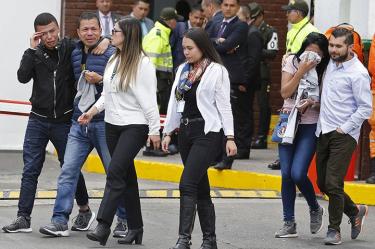 El presidente de Colombia, Iván Duque, decretó tres días de duelo nacional y ordenó el fortalecimiento de los controles en las fronteras, así como en las salidas y entradas de las ciudades del país / Foto: AP