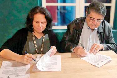  Sylvie Durán Salvatierra, ministra de Cultura de Costa Rica, y Sergio Ramírez, formalizaron el acuerdo de entendimiento. Foto: Cortesía Centroamérica Cuenta