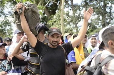 Un grupo continúa en el puente internacional Rodolfo Robles de Suchiate, Chiapas, a la espera que les otorguen la tarjeta de visitante. Foto: Cuartoscuro