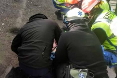 Cae mujer motociclista desde puente; iba herida de bala