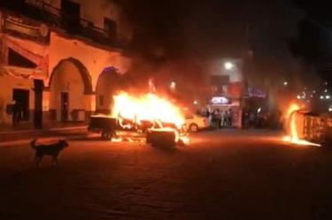 Habitantes de Tepalcingo, Morelos, incendiaron vehículos y amenazan con provocar destrozos en el Palacio Municipal. – Foto: Twitter @vialhermes