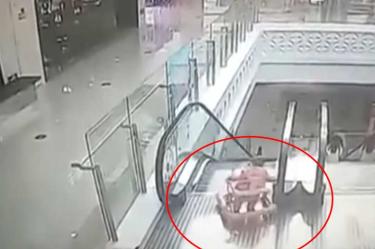 Bebé cae por escaleras eléctricas; la madre se descuidó