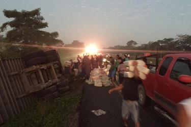 Vuelca tráiler en Tabasco y rapiña acaba con carga de arroz