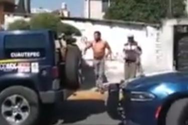 En el documento se aclara que los individuos fueron detenidos en primer instancia por ingerir alcohol en la vía pública, a lo que se le sumó la agresión que sufrieron los policías con un tubo.