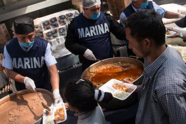 A los migrantes les proveen de comida, alojamiento y asistencia médica a cargo del DIF, Cruz Roja, Marina, entre otros. Foto: Cuartoscuro