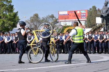 Capacitan a policías para que usen su bici como escudo o arma 