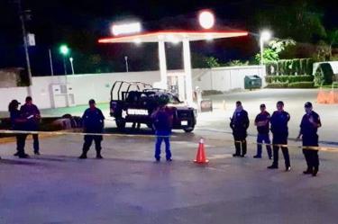 El presunto asaltante que recibió un balazo en la cabeza cayó muerto a la salida de la estación de servicio, mientras que su cómplice se dio a la fuga. - Foto: Twitter @rbarbozasosa