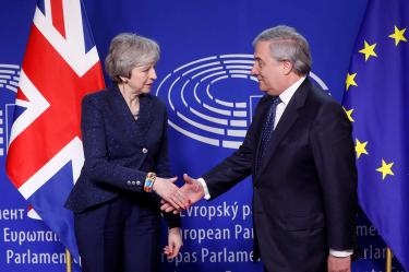May acude a Bruselas a pedir la renegociación del Brexit