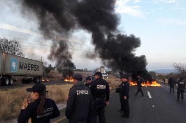 Normalistas de Tiripetío bloquean carretera Morelia-Pátzcuaro