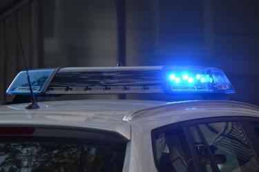 Roban tráiler con envases vacíos de cerveza; se desata persecución