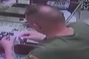 Condenan a turista irlandés que se tragó un diamante para robarlo